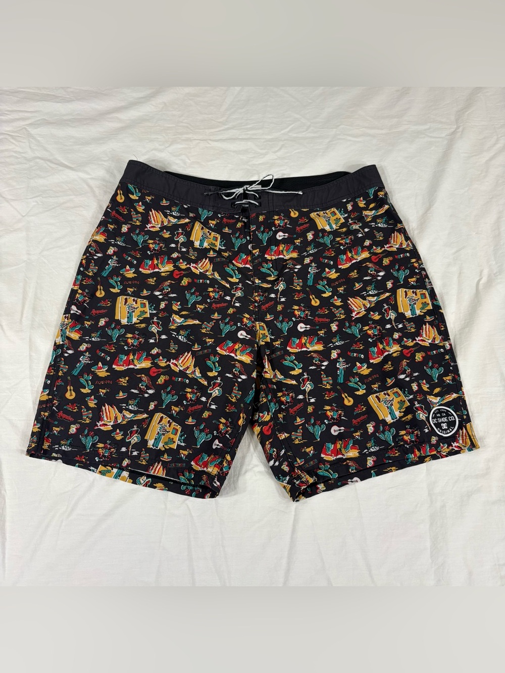 DC Shoes Co Mens México Multicolor Overprint Board Shorts..See Measurements.